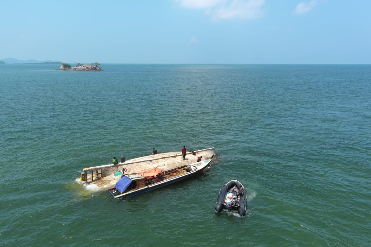 Bakamla RI Evakuasi KM Aneka Jaya Terbalik di Perairan Pulau Cucu Petong Bakamla RI Evakuasi KM Aneka Jaya Terbalik di Perairan Pulau Cucu Petong