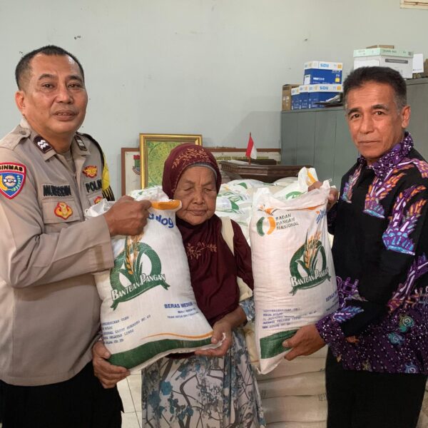 Aiptu Mukhsodin Dampingi Distribusi Beras di Desa Sukadamai