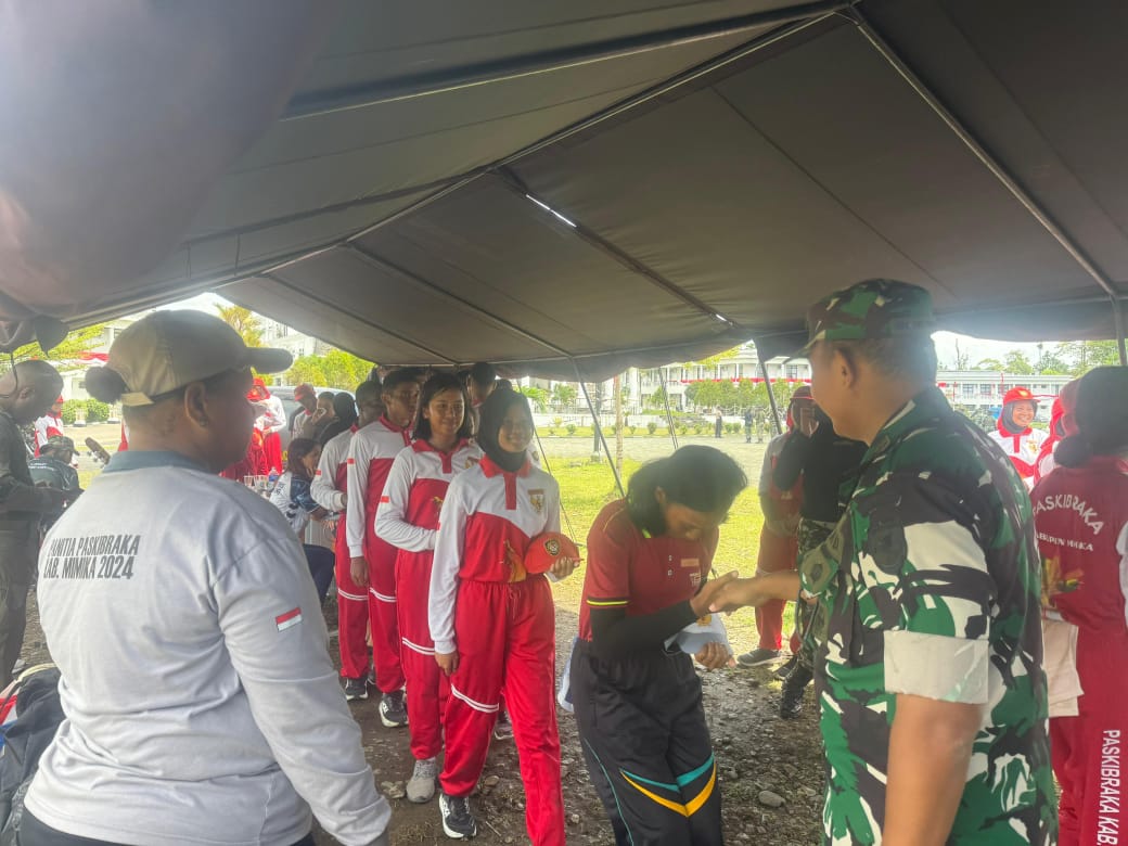 Motivasi Serta Tingkatkan Semangat Berlatih, Dandim 1710/Mimika Tinjau Latihan Anggota Paskibraka Kab. Mimika Tahun 2025