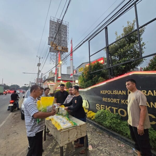 Polsek Cikupa Gelar Gerakan Pangan Murah, Beras SPHP Ludes Terjual