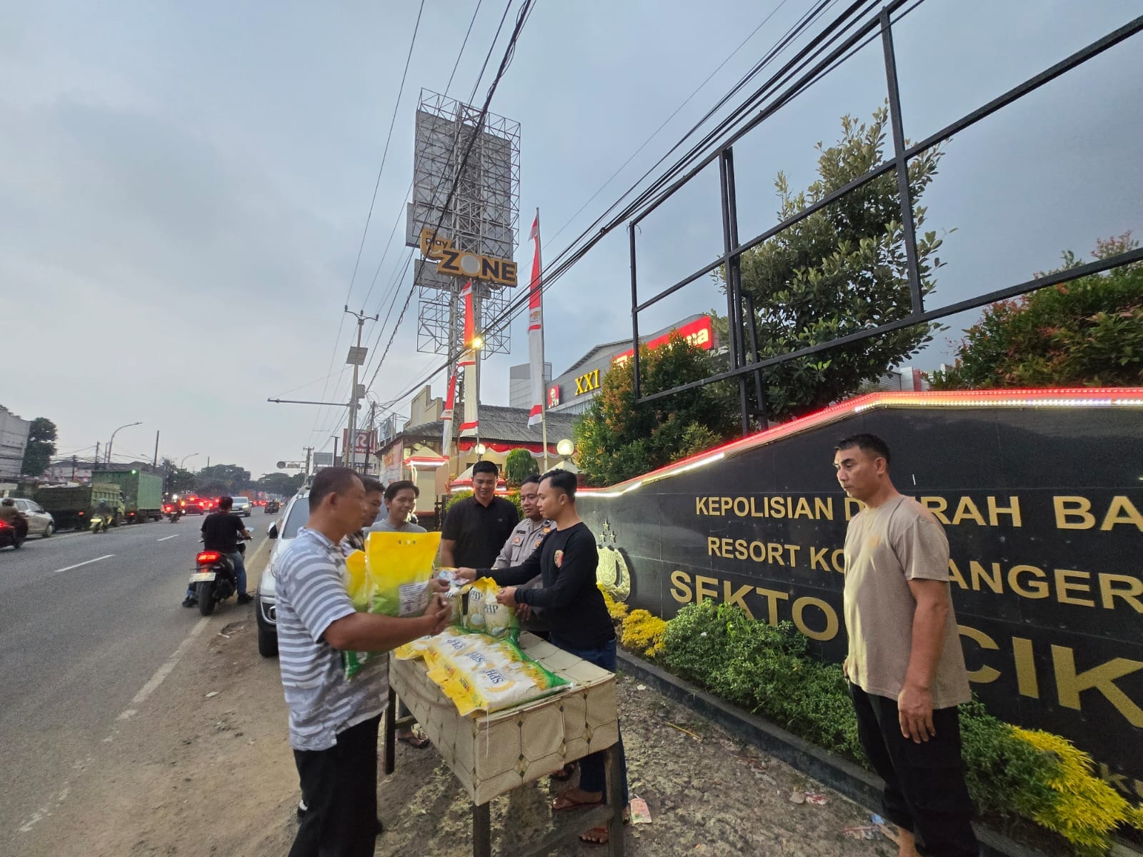 Polsek Cikupa Gelar Gerakan Pangan Murah, Beras SPHP Ludes Terjual