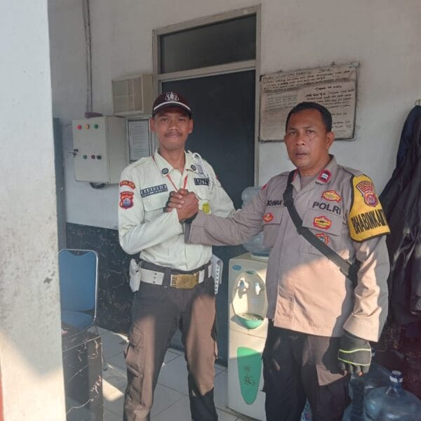 Bhabinkamtibmas Polsek Kronjo Sambangi Security PT Java Bakung, Sampaikan Imbauan Kamtibmas
