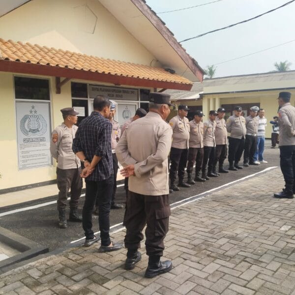 Apel Pagi di Polsek Kronjo, Kapolsek Tekankan Patroli Mobile dan Antisipasi Gangguan Kamtibmas