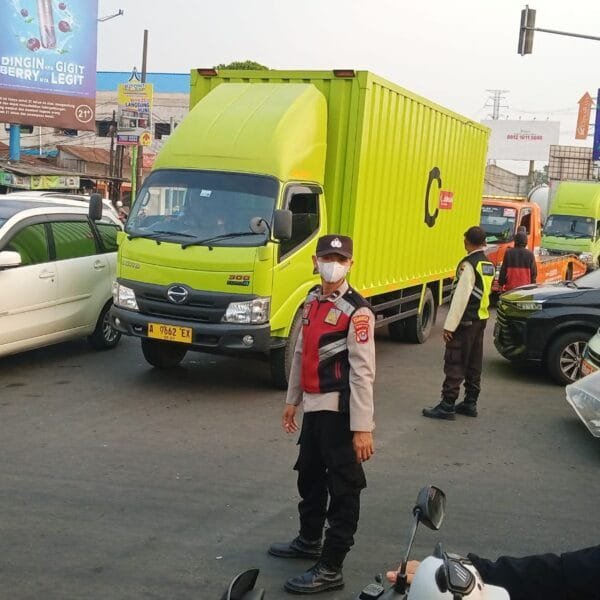 Anggota Sat Pam Obvit Polresta Tangerang Melaksanakan Kegiatan Strong Point Pengaturan Lalu Lintas di TL Kedaton Cikupa