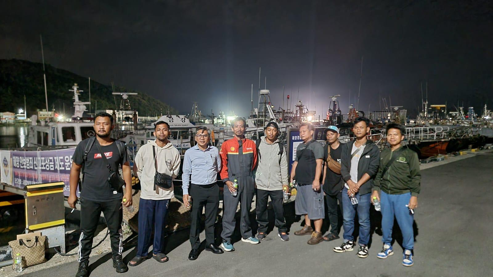 Bakamla RI - Korea Coast Guard Selamatkan 8 ABK WNI dari Dugaan TPPO di Korsel