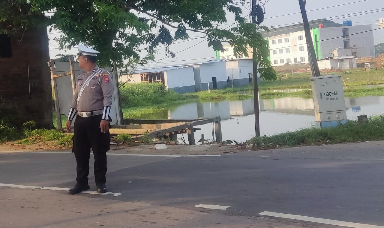 Polsek Kronjo Gelar Strong Point Gatur Lalin, Arus Kendaraan Lancar dan Aman