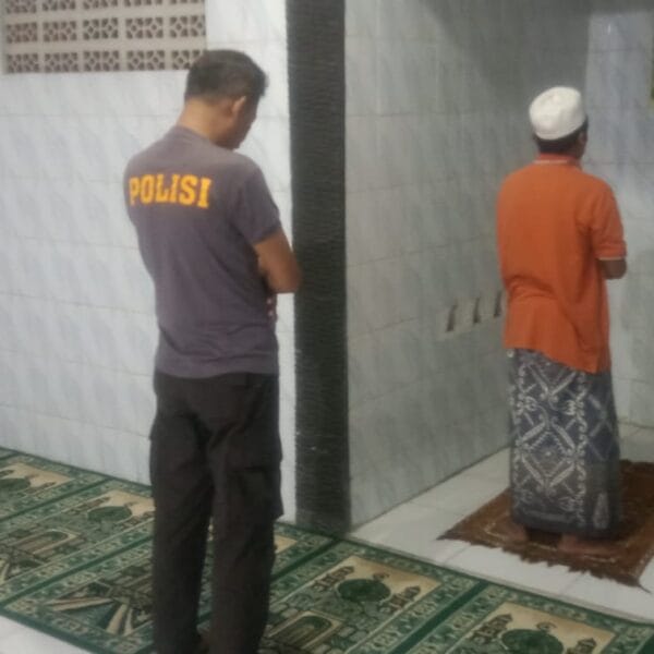 Polsek Kronjo Laksanakan Salat Subuh Berjamaah Bersama Warga di Mushollah Al Rahman