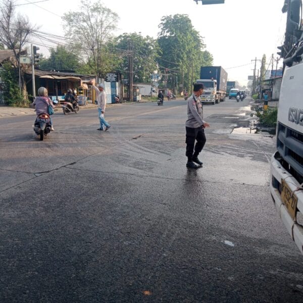 Strong Point Pagi, Polsek Balaraja Wujudkan Jalan Lancar dan Aman