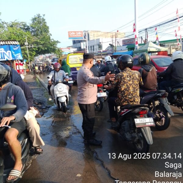 Anggota Polsek Balaraja Turun Lapangan Atur Lalu Lintas Pagi Hari
