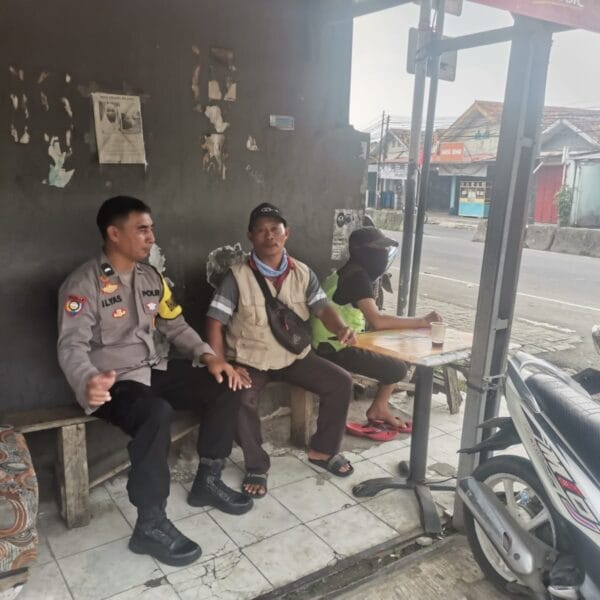 Sambang Pangkalan Ojek, Bhabinkamtibmas Bangun Kedekatan dengan Warga