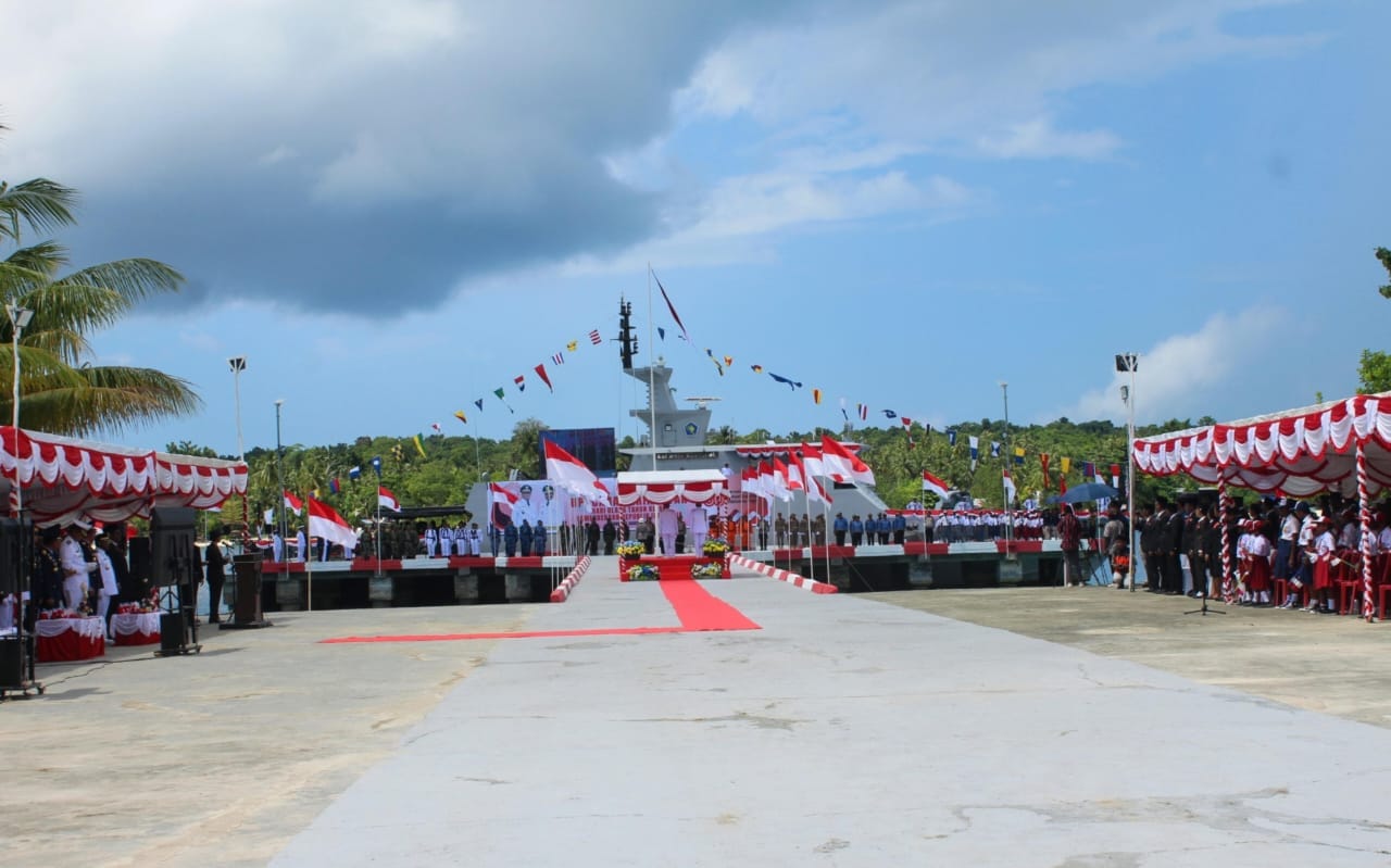 KRI Matabongsang-873 Dukung Upacara HUT Ke-80 Kemerdekaan RI di Pulau Mbromsi KRI Matabongsang-873 Dukung Upacara HUT Ke-80 Kemerdekaan RI di Pulau Mbromsi