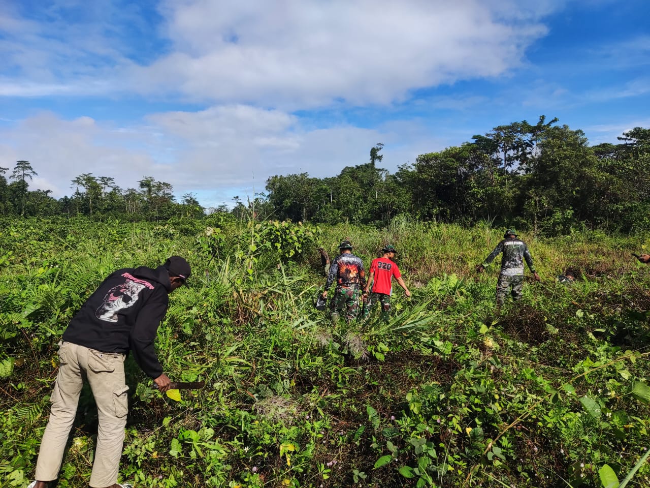 Jaga Aset, Anggota Kodim 1710/Mimika Bersihkan Lahan Satuan