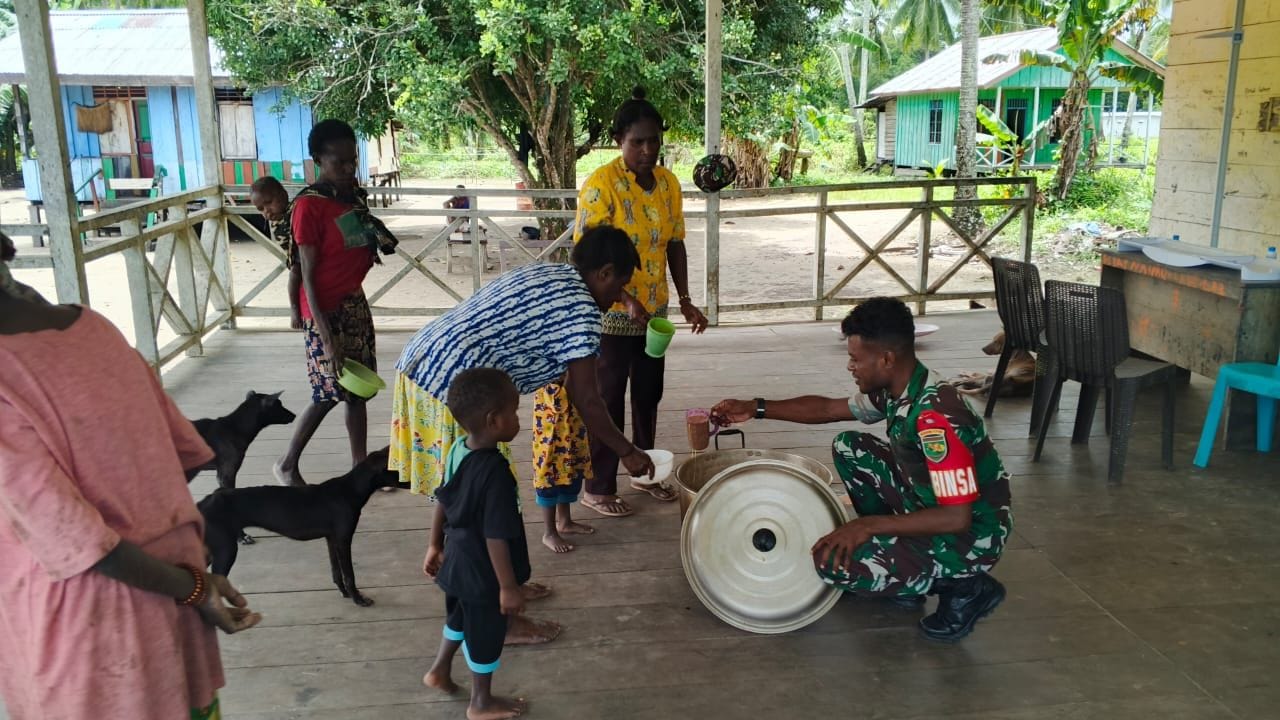 Babinsa Koramil 1710-01/Kokonao Dampingi Petugas Puskesmas Melaksanakan Pelayanan Kepada Masyarakat Babinsa Koramil 1710-01/Kokonao Dampingi Petugas Puskesmas Melaksanakan Pelayanan Kepada Masyarakat