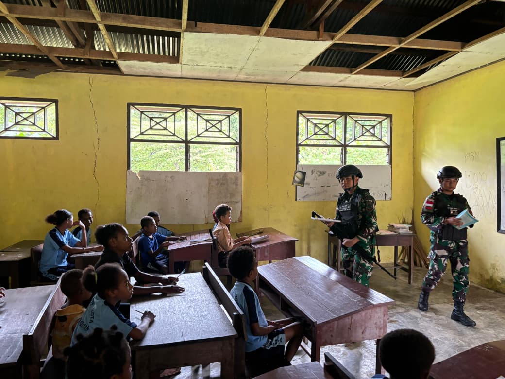 Terbatasnya Guru di Papua Barat, Satgas Yonif 410/Alugoro Bantu Jadi Gadik Terbatasnya Guru di Papua Barat, Satgas Yonif 410/Alugoro Bantu Jadi Gadik