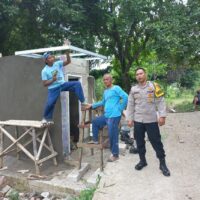 Bhabinkamtibmas Pasir Gadung Sambang dan Kerja Bakti Pembuatan WC Makam