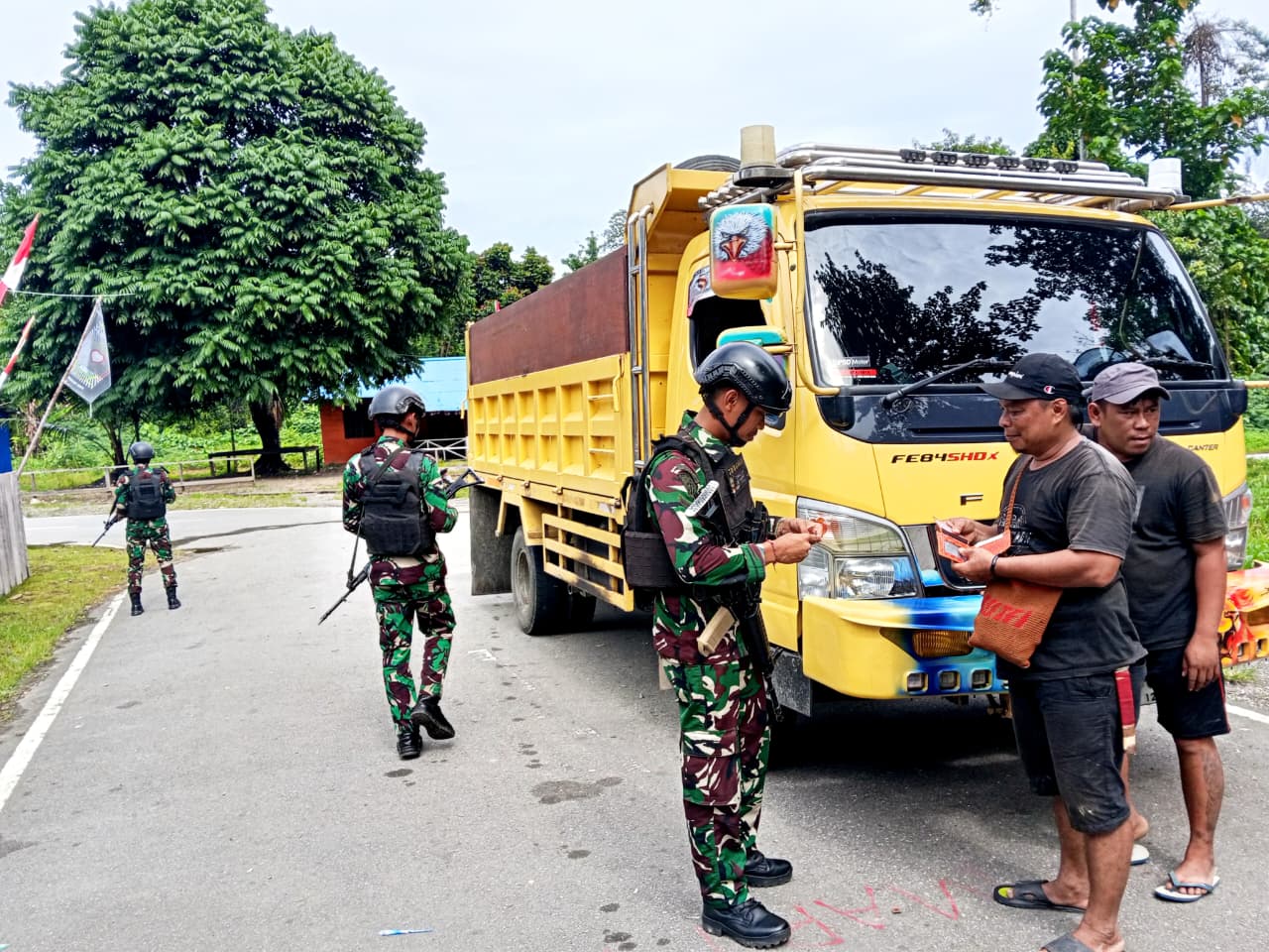 Ciptakan Rasa Aman, Satgas Pamtas  Yonif 410/Alugoro Laksanakan Sweeping Jalur Lintas Perbatasan