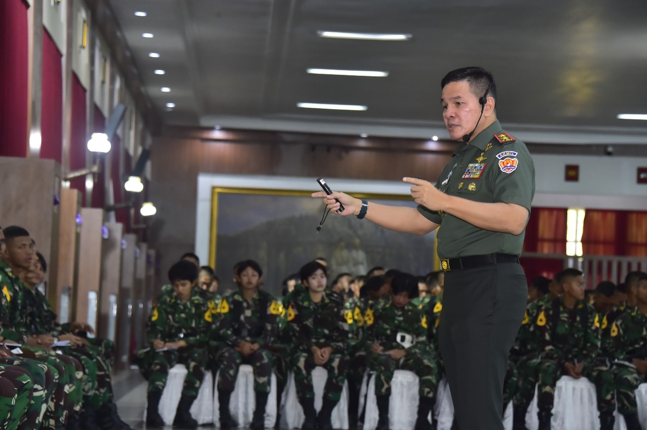 Ceramah Gubernur Akmil kepada Taruna tentang Sejarah Papua Kembali ke Pangkuan Ibu Pertiwi Ceramah Gubernur Akmil kepada Taruna tentang Sejarah Papua Kembali ke Pangkuan Ibu Pertiwi