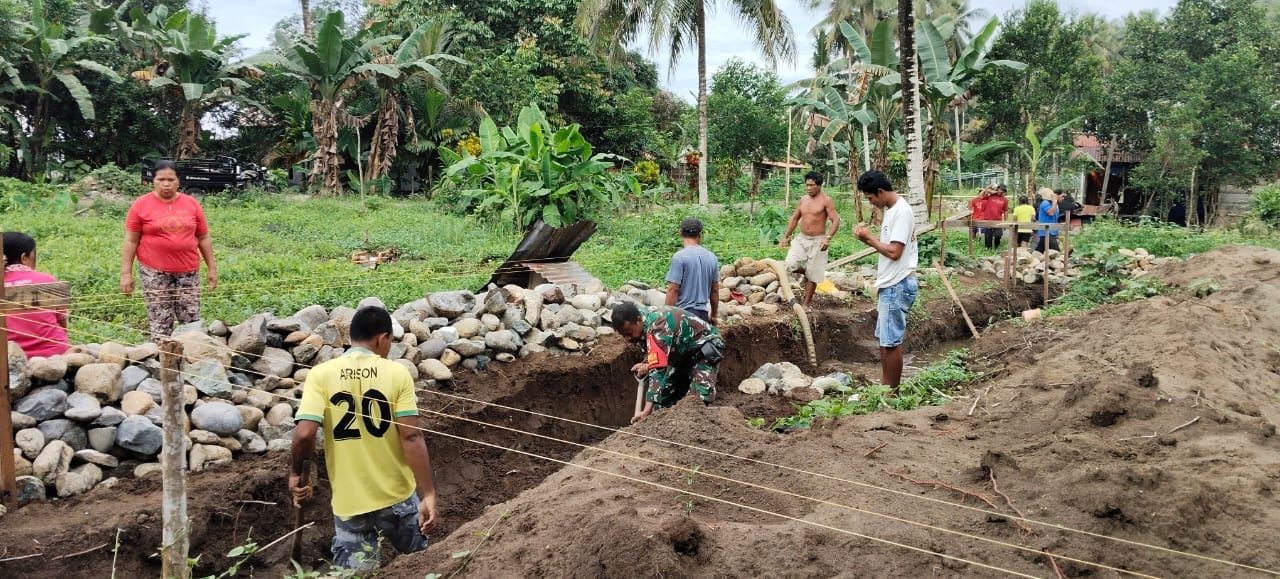 Semangat Kebersamaan, Babinsa Bersama Warga Gotong Royong Bangun Pondasi Gereja 