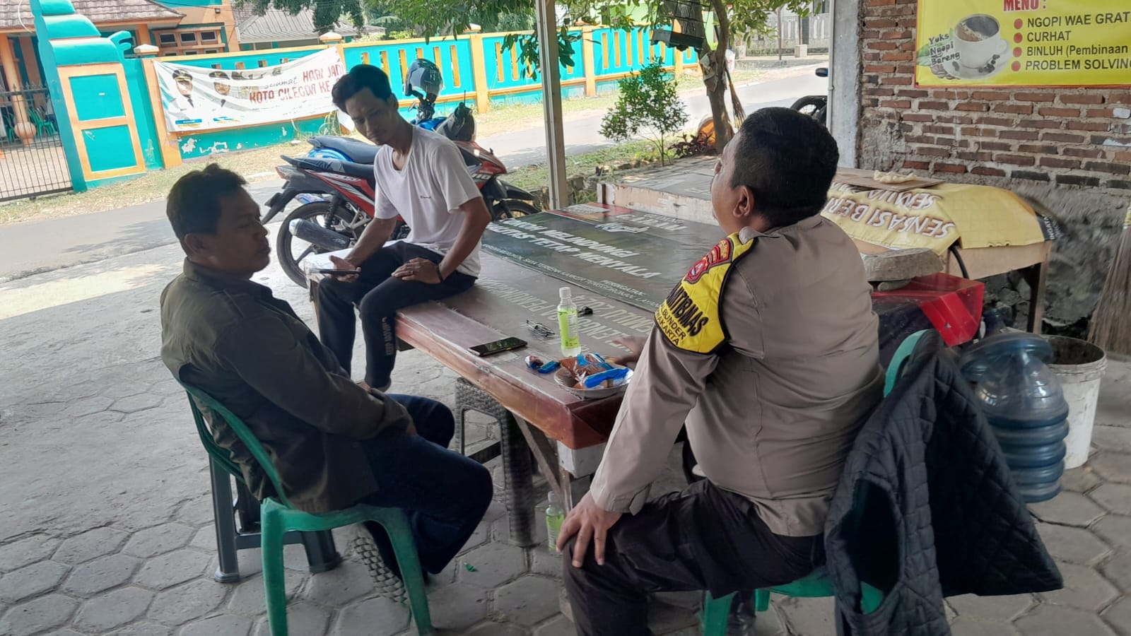 Bhabinkamtibmas Purwakarta Ngopi Bareng Warga, Sampaikan Himbauan Kamtibma Bhabinkamtibmas Purwakarta Ngopi Bareng Warga, Sampaikan Himbauan Kamtibma
