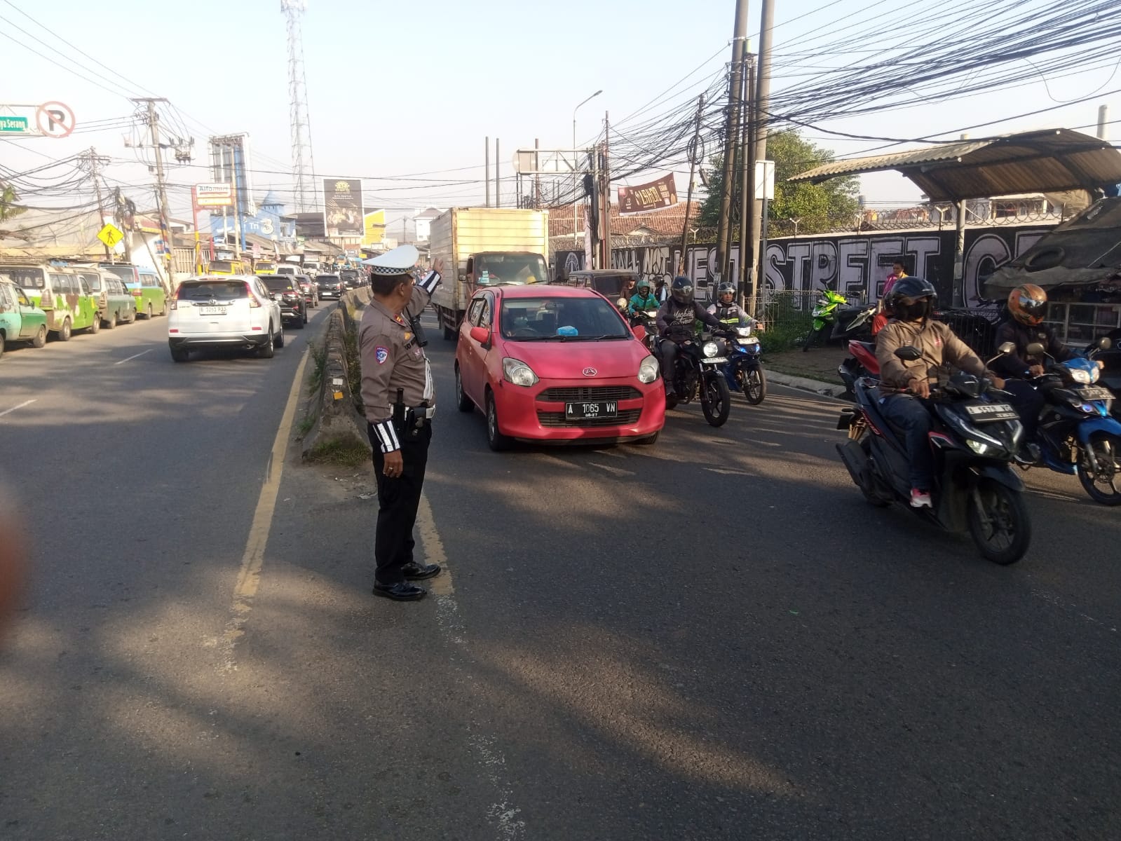 Kanit Lantas Polsek Cikupa Terjun Langsung Atur Lalin di Pagi Hari