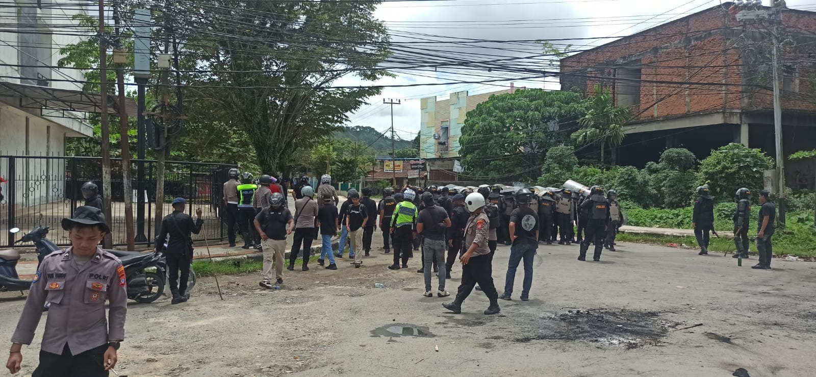 Blokade Jalan dan Aksi Massa Warnai Pemindahan Tahanan Makar dari Sorong