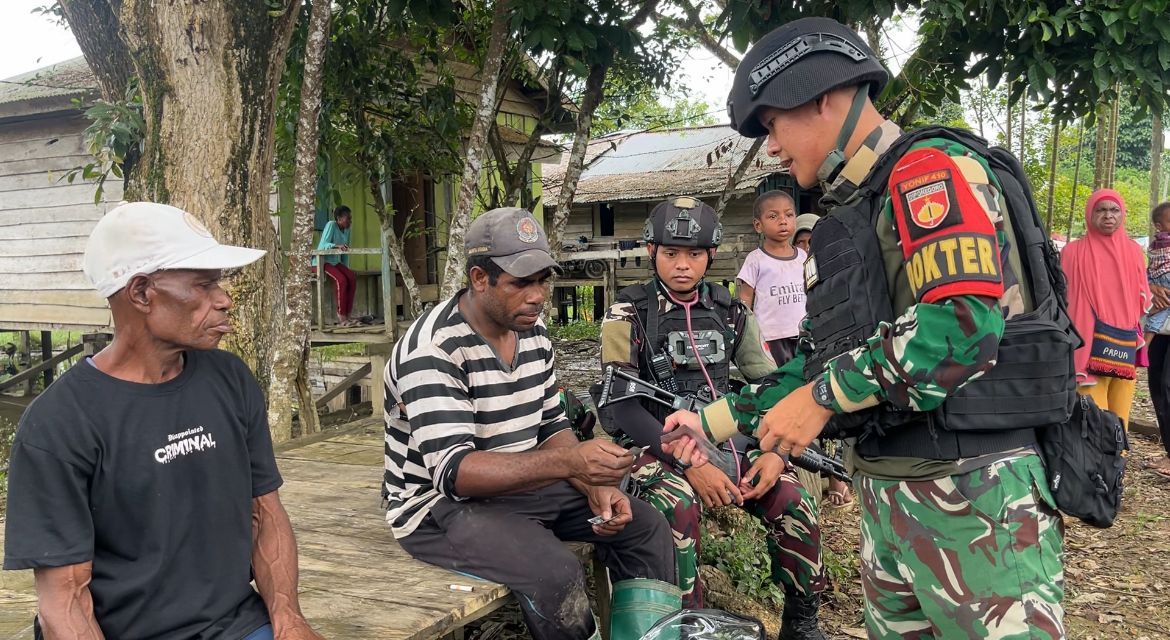 Jalin Komunikasi Sosial, Satgas Pamtas RI-PNG Yonif 410/Alugoro Silaturahmi Dengan Masyarakat Kampung Yakora