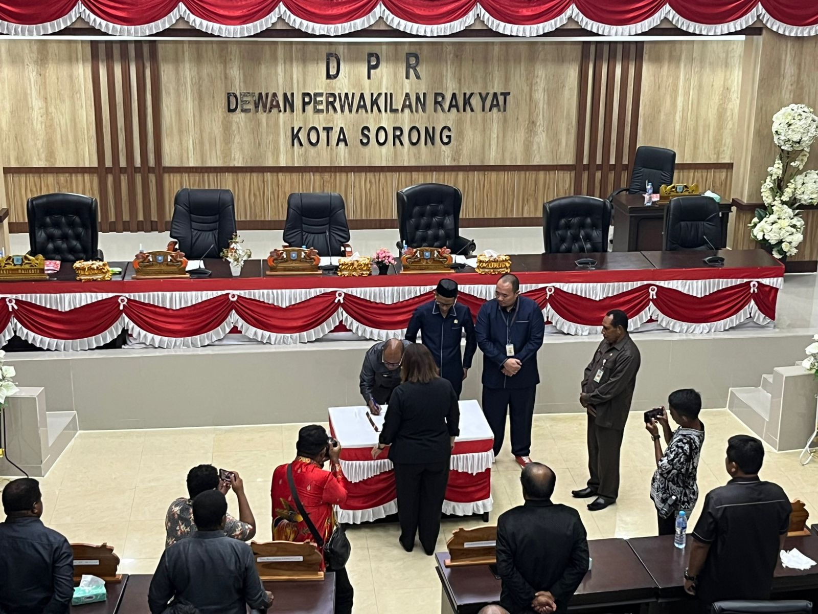 Wakil Ketua DPR Kota Sorong Buka Rapat Paripurna XIV Penyerahan Ranperda RPJMD 2025–2030