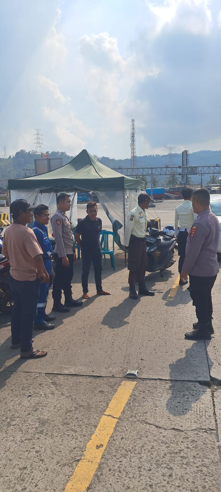 Personel Samapta KSKP Merak Polres Cilegon Gencarkan Patroli Dialogis di Kawasan Pelabuhan