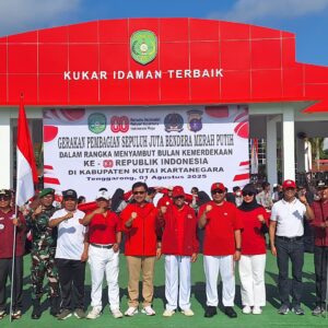 Kibarkan Semangat Kemerdekaan Perwira Seksi Teritorial Kodim 0906/Kkr Hadir Di Aksi Pembagian 10 Juta Bendera Merah Putih