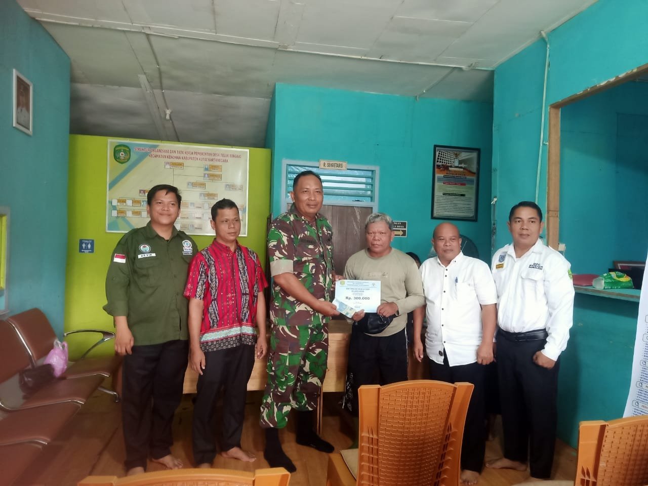 Batituud Koramil Kenohan Dampingi Penyaluran BLT, Pastikan Bantuan Tepat Sasaran