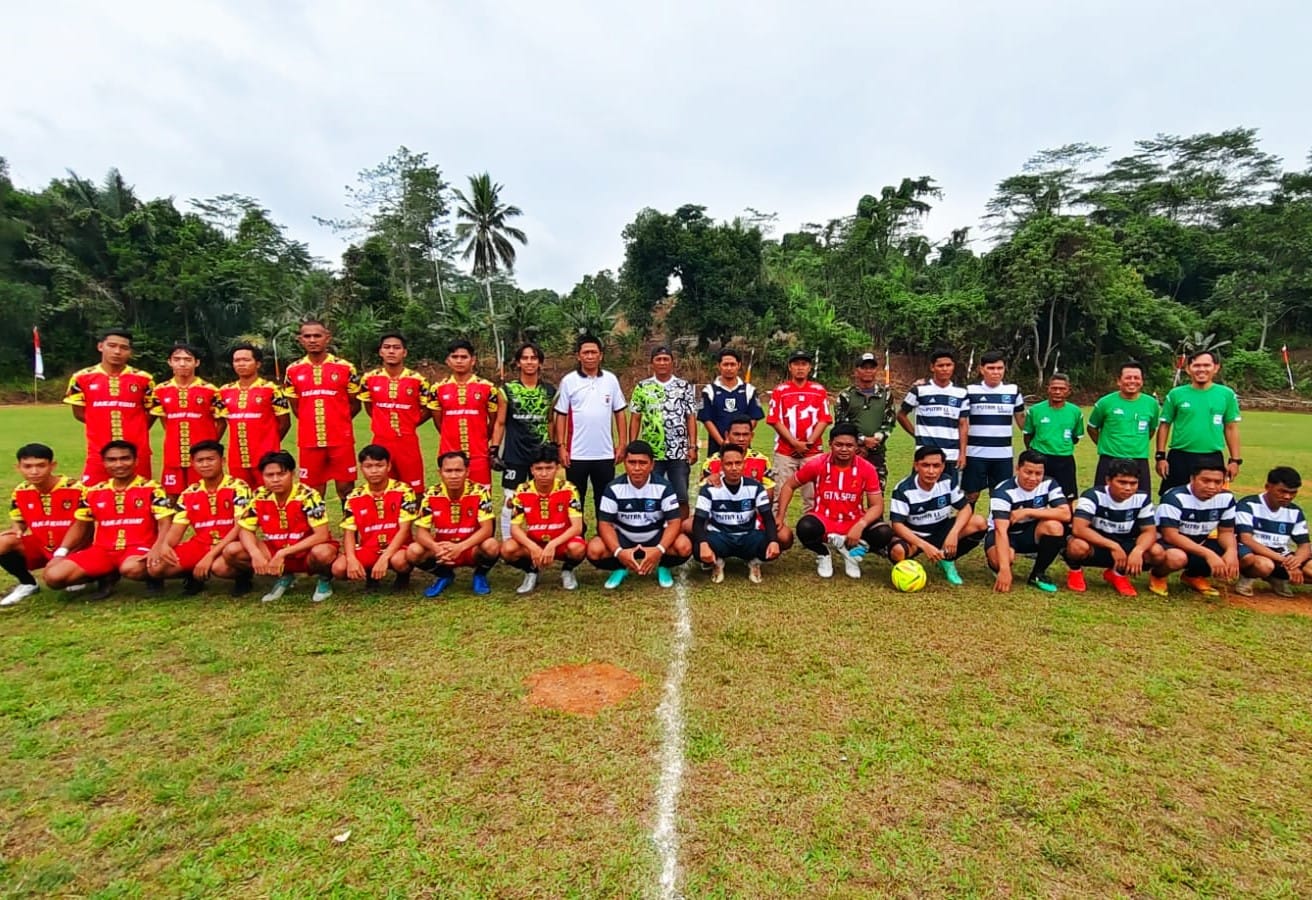 Semarak Kemerdekaan, Babinsa Sungai Payang Hadiri Pembukaan Turnamen Sepak Bola