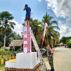 Babinsa Jongkang Bersama Warga Bangun Gapura Sambut Kemeriahan HUT RI ke-80
