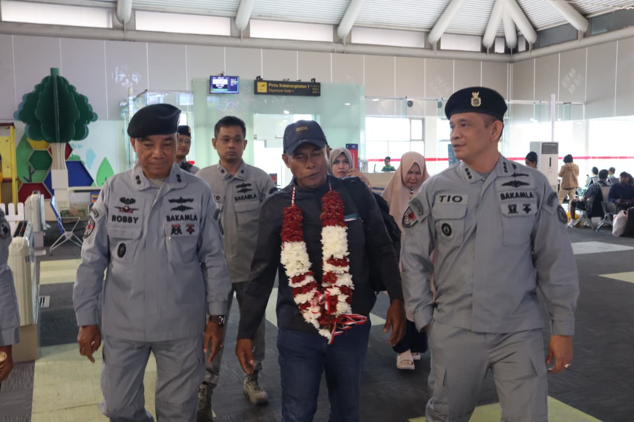 Bakamla RI Pulangkan Nelayan Bitung yang Hanyut 12 Hari di Laut Filipina