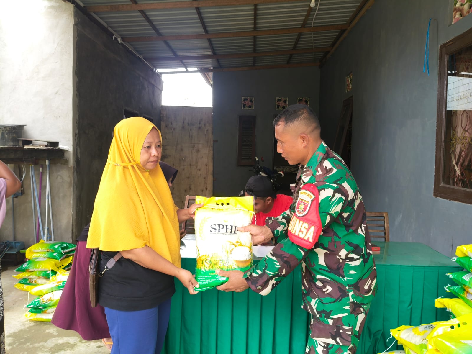 Babinsa Jembayan Bantu Penyaluran Program Gerakan Pangan Murah Di Wilayah Binaan