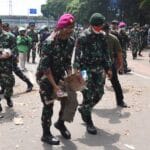 Redam Aksi Massa Prajurit TNI Laksanakan Aksi Humanis