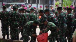 Prajurit TNI Bersama Masyarakat Gotong Royong Bersihkan Sisa Aksi Massa dan Evakuasi Kendaraan Terbakar