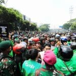 Ditengah Aksi Massa, TNI Hadir Mengedepankan Semangat Persatuan dan Kebersamaan