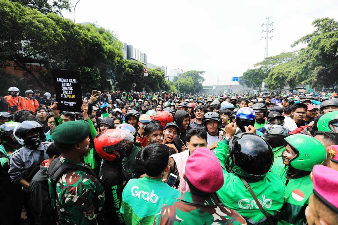 Ditengah Aksi Massa, TNI Hadir Mengedepankan Semangat Persatuan dan Kebersamaan