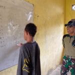 TNI Tanamkan Wawasan Kebangsaan dan Asah Kemampuan Berhitung di SMP Krounjendit Mindiptana