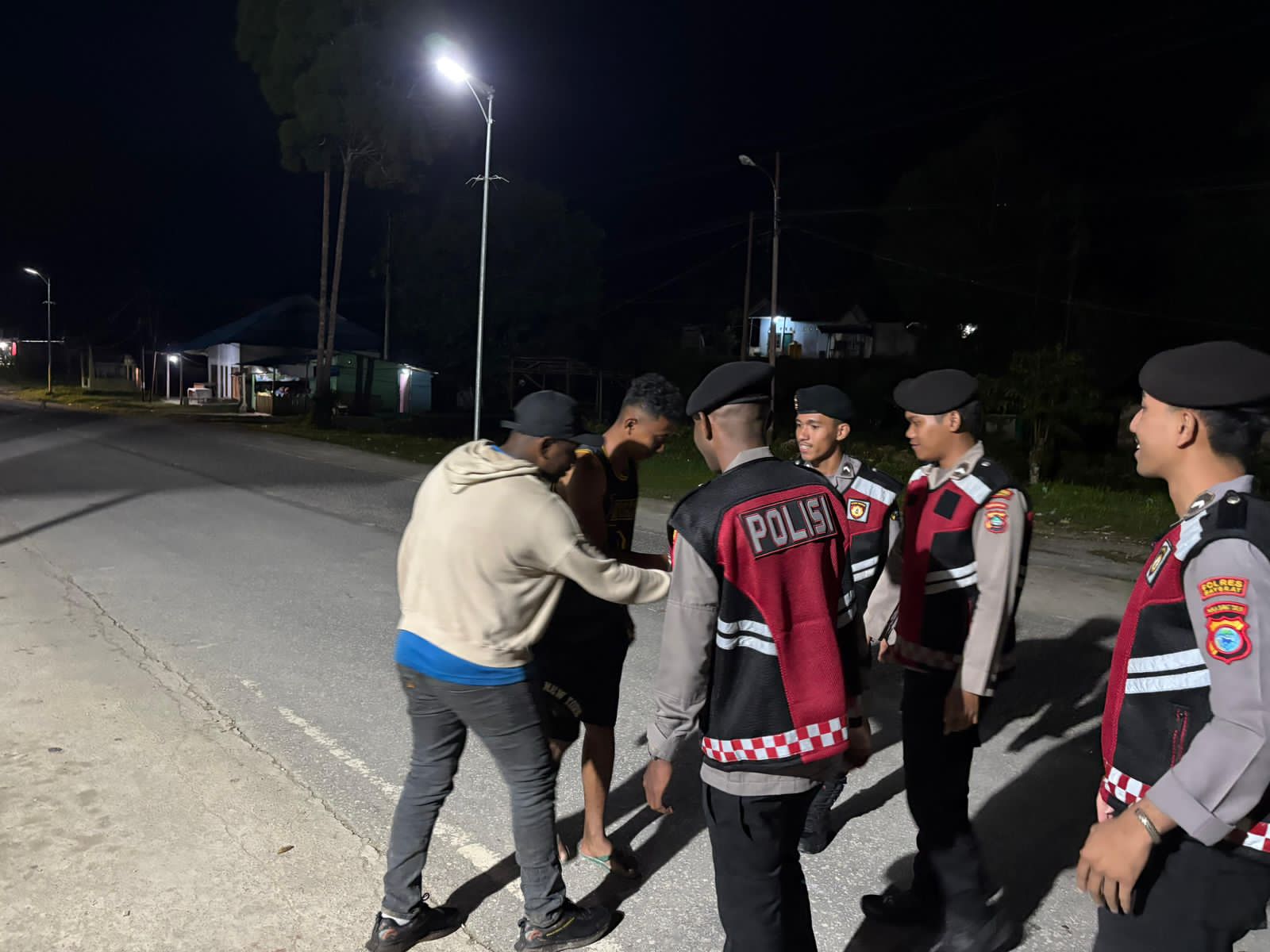 Patroli Gabungan TNI–POLRI Wujudkan Situasi Kamtibmas Kondusif di Kabupaten Maybrat