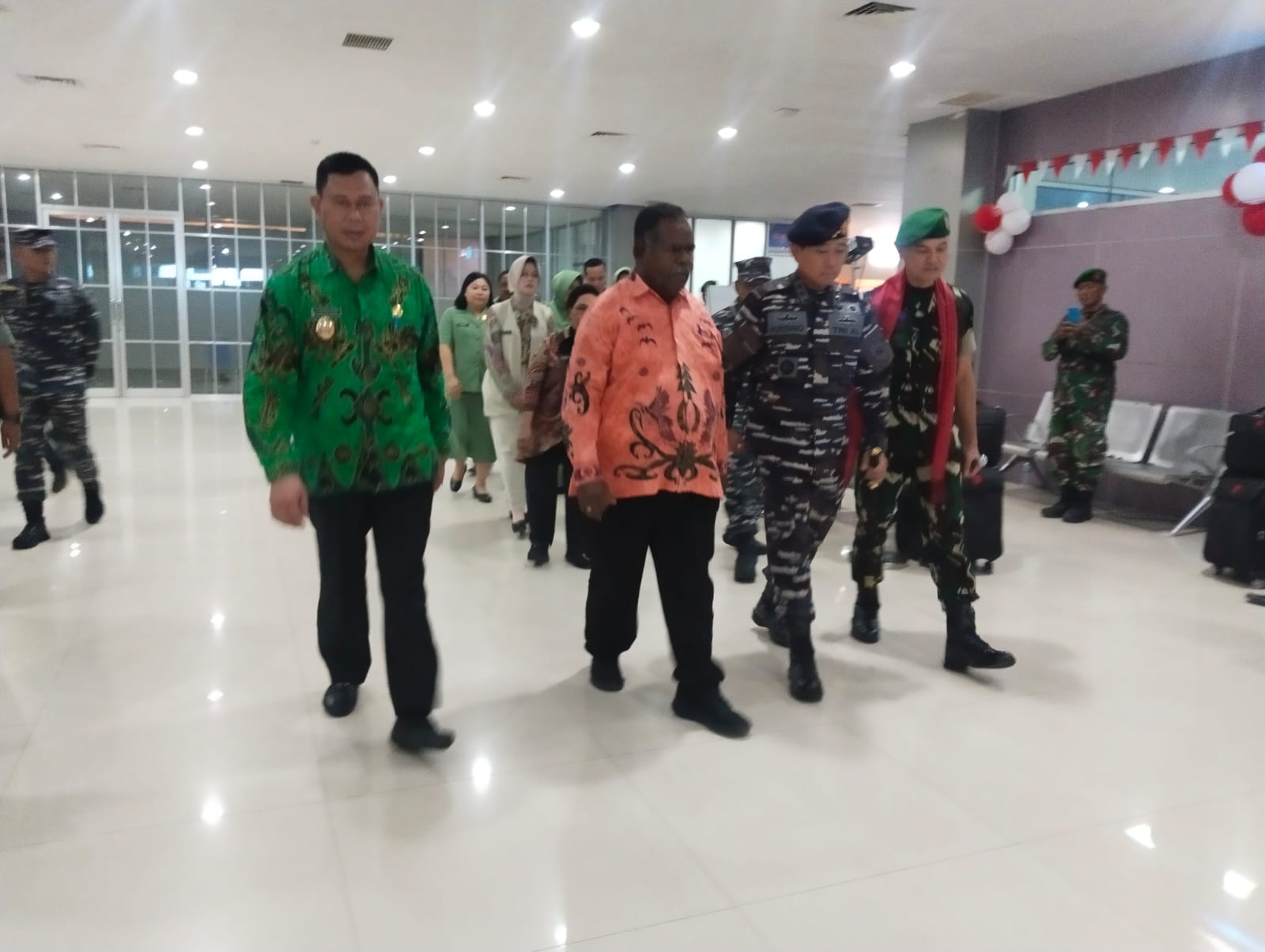 Gubernur Papua Barat Daya Sambut Hangat Kedatangan Danrem 181/PVT Kolonel Inf Slamet Riadi di Bandara DEO