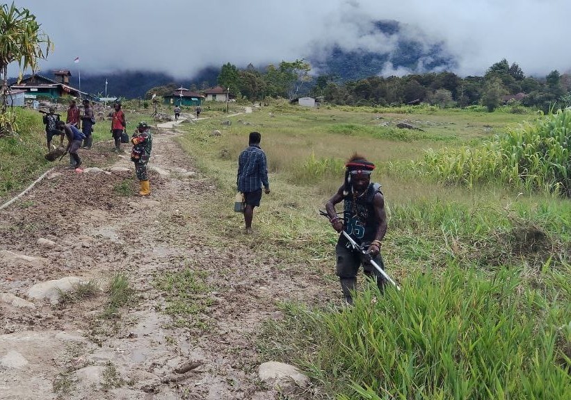 Jaga Lingkungan, Babinsa Koramil 1710-05/Jila Bersama Masyarakat Laksanakan Kerja Bakti