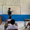Minim Tendik, Yonif 410 Alugoro  Jadi Guru di SD Ururu