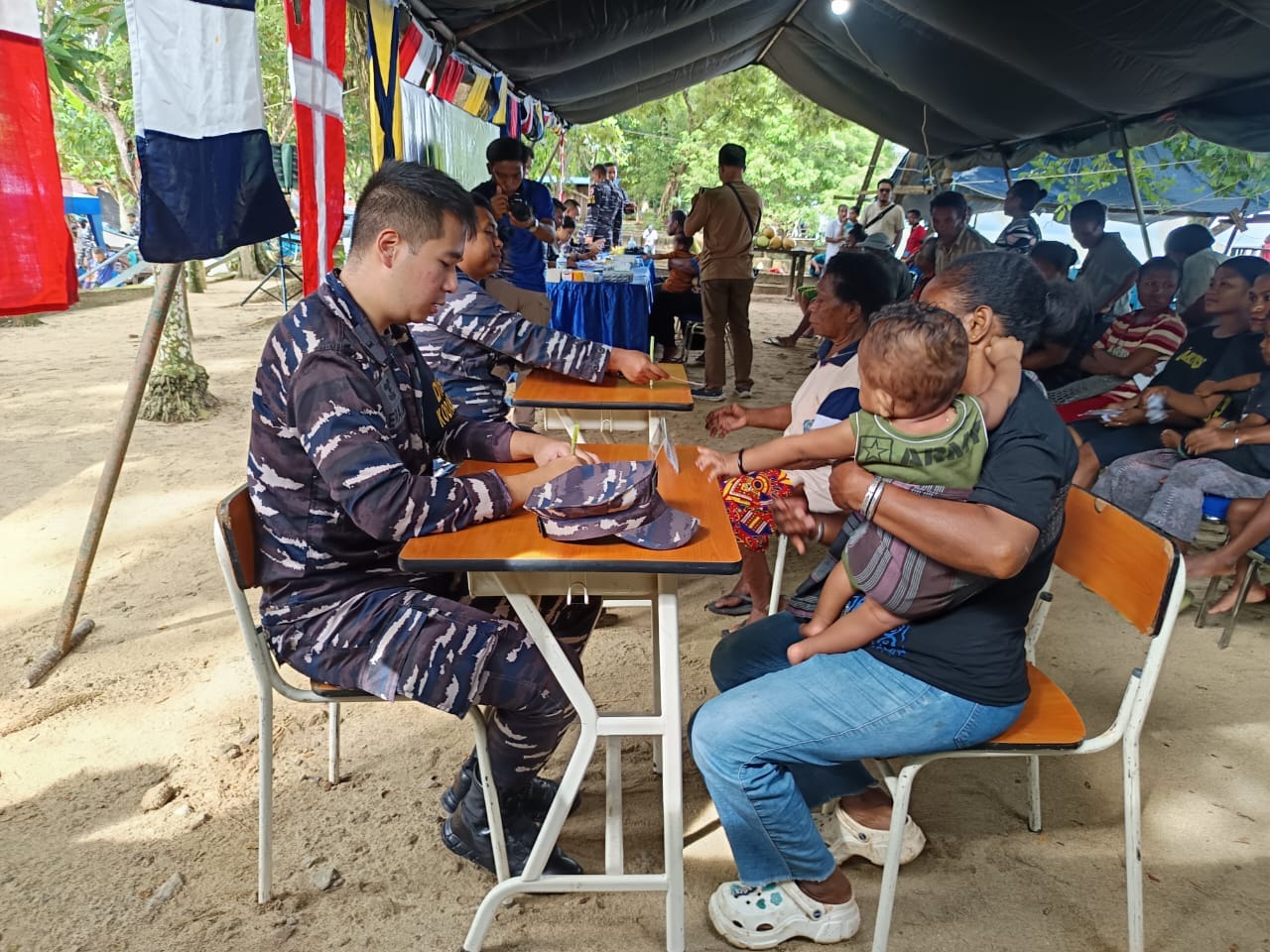 Bakti Kesehatan Gratis dan Sembako untuk Warga Pesisir Sorong, HUT TNI AL ke-80