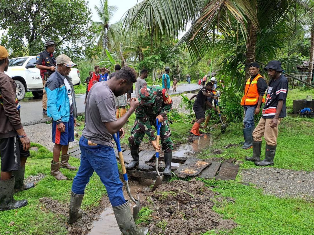 Babinsa Koramil Mapurujaya Bersama Warga Gelar Kerja Bakti Bersihkan Drainase