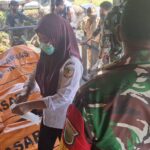 Personel Kodim 1710/Mimika Bersama Tim Gabungan Evakuasi Korban Kecelakaan Helikopter PK-IWS Milik PT. Intan Angkasa