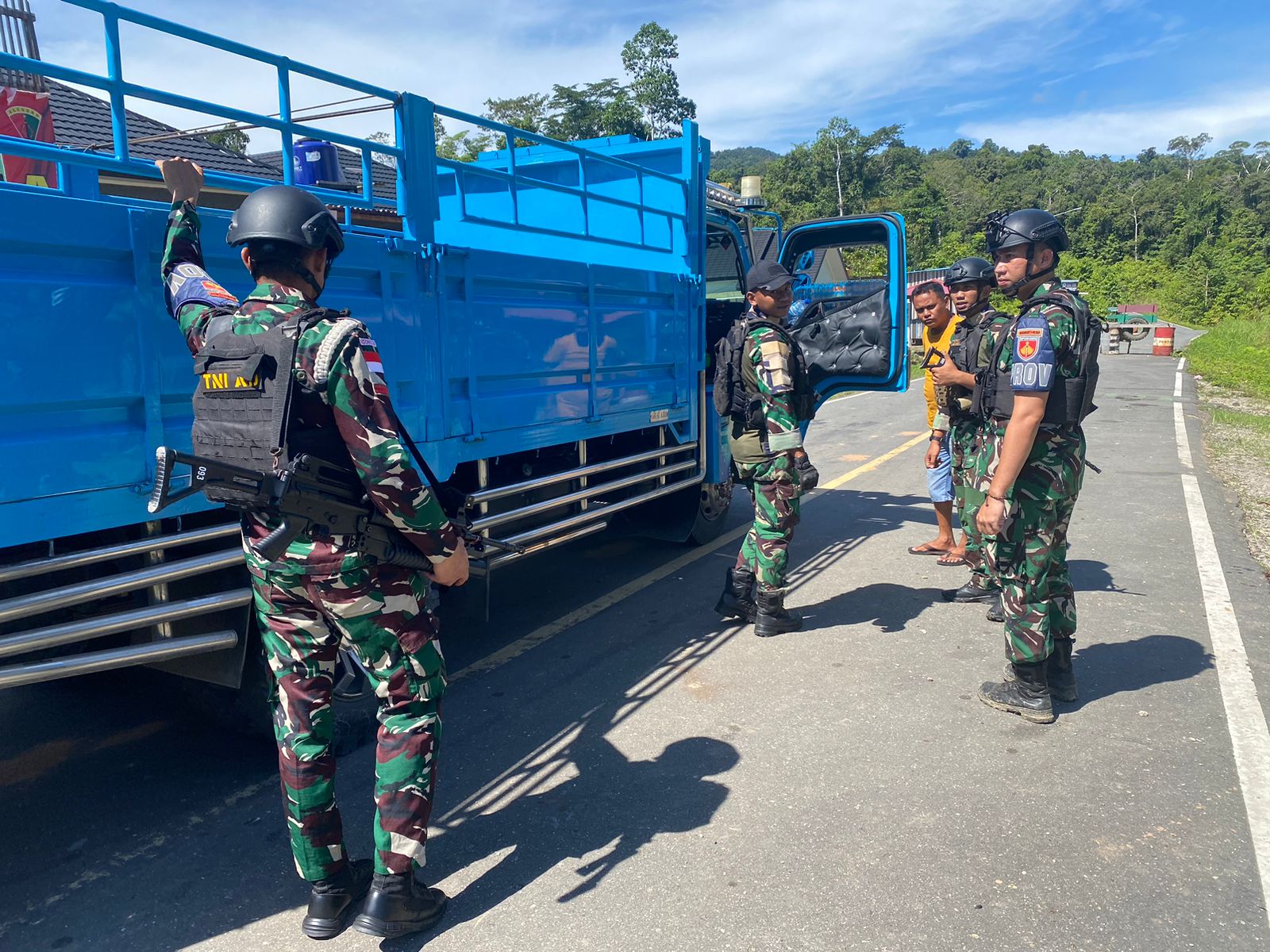 Satgas Pamtas RI-PNG Kewilayahan Yonif 410/Alugoro Gelar Pemeriksaan di Jalan Trans Papua