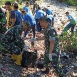 20 Kubik Sampah Diangkut, TNI dan Rakyat Bersatu Bersihkan Teluk Sawaibu