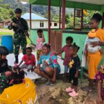 Satgas Pamtas RI-PNG Yonif 410/Alugoro Bantu Pukesmas Dalam Kegiatan Imunisasi Untuk Balita Di Perbatasan
