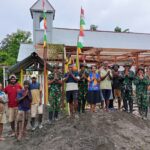 Satgas Pamtas Yonif 410/Alugoro Gotong Royong Membangun Gereja Bersama Masyarakat Perbatasan RI-PNG
